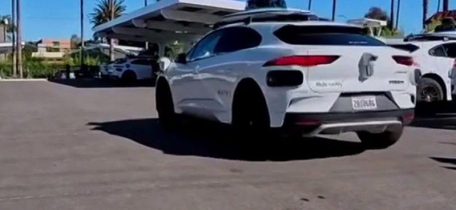 waymo-recalls-cars-for-passing-stopped-school-buses