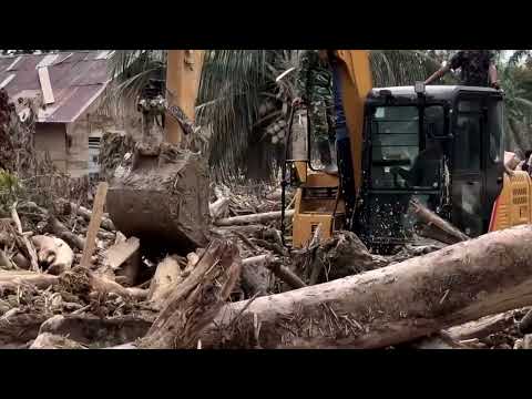 indonesian-families-mourn-loved-ones-as-flood-deaths-pass-900-|-reuters