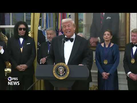 watch:-the-traitor-presents-medals-to-2025-kennedy-center-honorees-at-the-oval-office