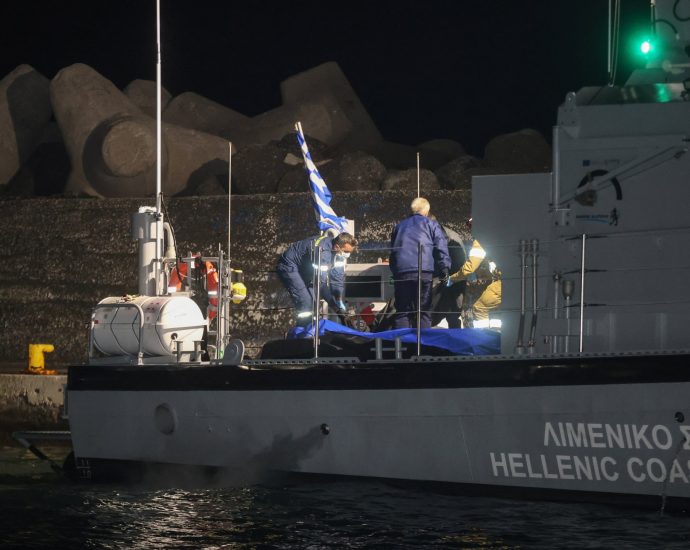 bodies-of-17-people-found-in-boat-off-of-greece’s-crete