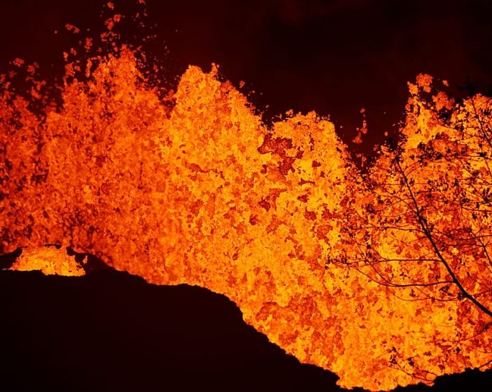 kilauea-volcano-resumes-eruptions-with-new-lava-fountains