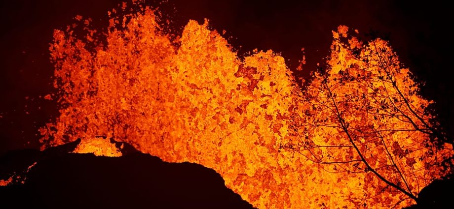 kilauea-volcano-resumes-eruptions-with-new-lava-fountains