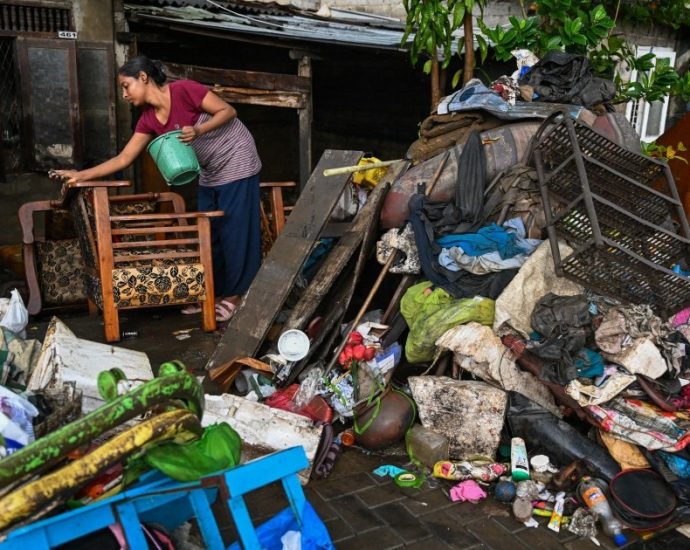 sri-lanka-landslides-feared-as-toll-hits-618,-widespread-loss-sweeps-asia