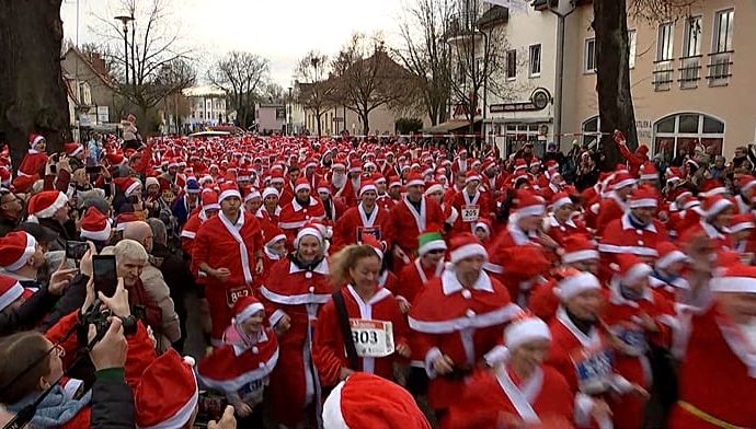 hundreds-of-santas-run-through-michendorf,-germany-in-annual-christmas-race