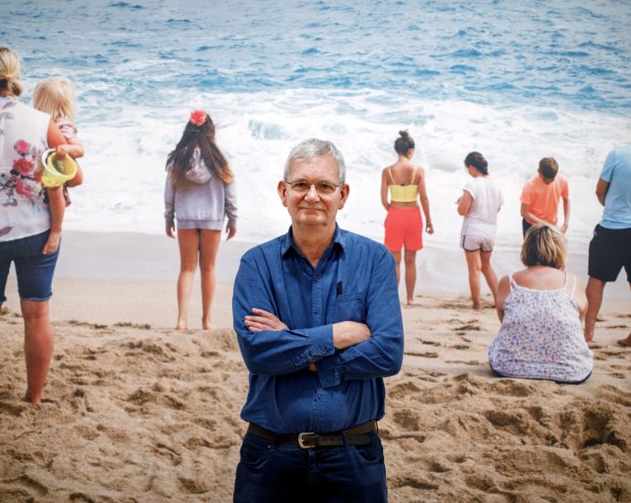 acclaimed-british-photographer-martin-parr-dies-aged-73