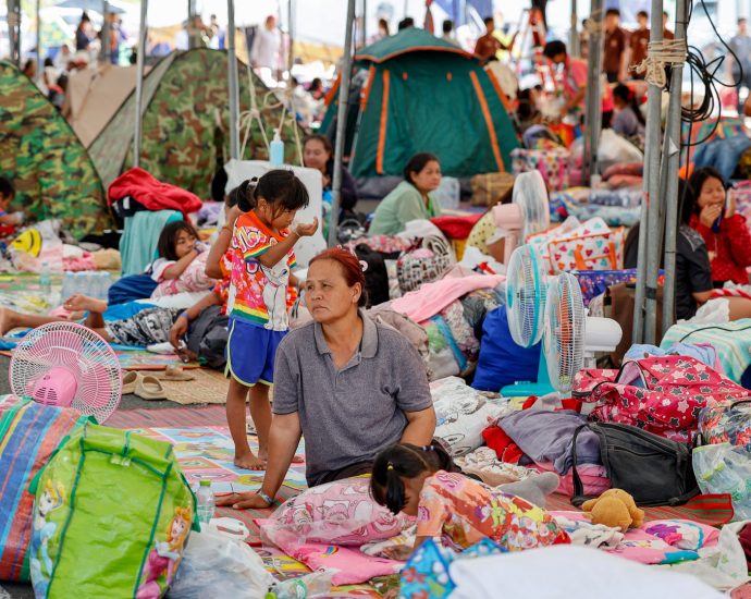 thousands-flee-thai-cambodian-border-as-deadly-clashes-reignite