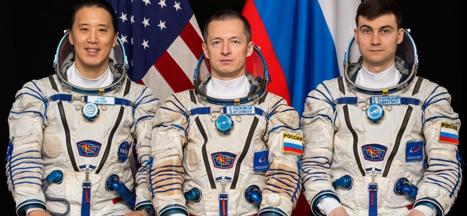 hatches-closed,-crew-inside-soyuz-ready-to-depart