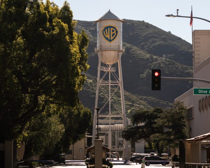 paramount-goes-hostile-in-bid-for-warner-bros.,-challenging-a-$72-billion-offer-by-netflix