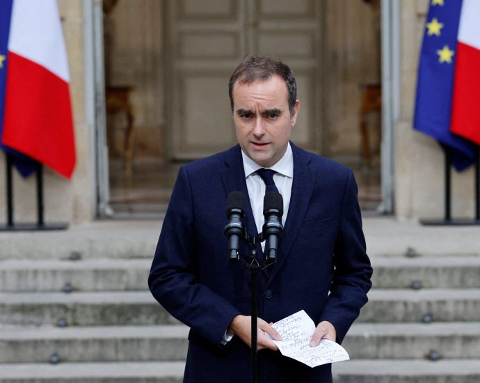 france’s-prime-minister-faces-crunch-vote-in-parliament