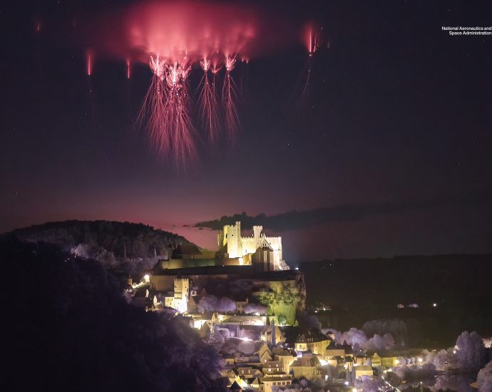 sprites-over-chateau-de-beynac