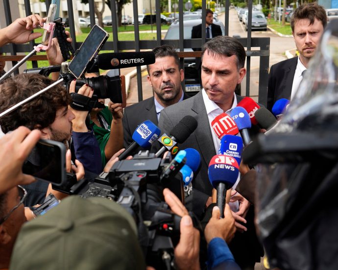 flavio-bolsonaro-retracts-suggestion-of-a-‘price’-to-end-2026-election-bid