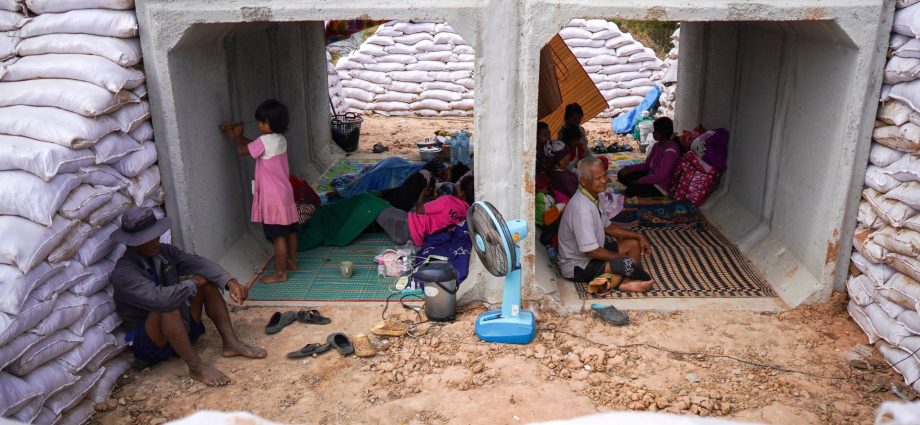 thailand-cambodia-border-clashes-enter-third-day-as-500,000-flee-fighting