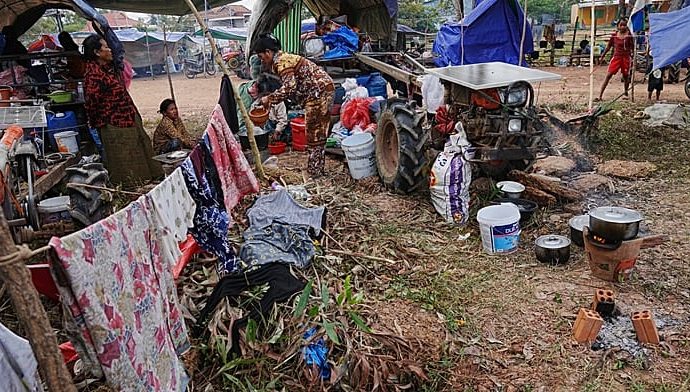 families-flee-to-shelters-near-cambodia-thailand-border-amid-clashes