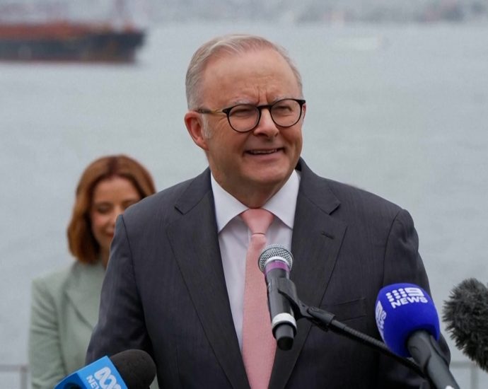 australian-pm-&-12-year-old-activist-welcome-social-media-ban