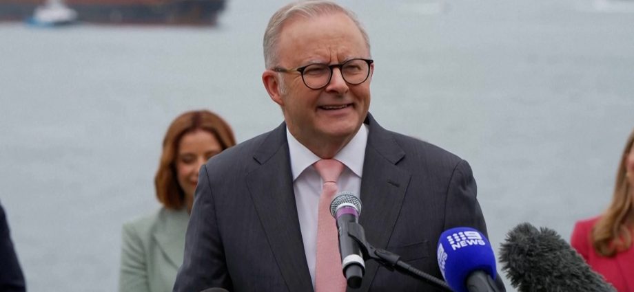 australian-pm-&-12-year-old-activist-welcome-social-media-ban