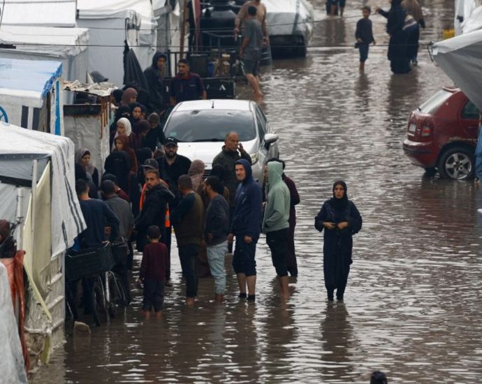 tents-flood,-families-seek-shelter-as-storm-byron-bears-down-on-gaza