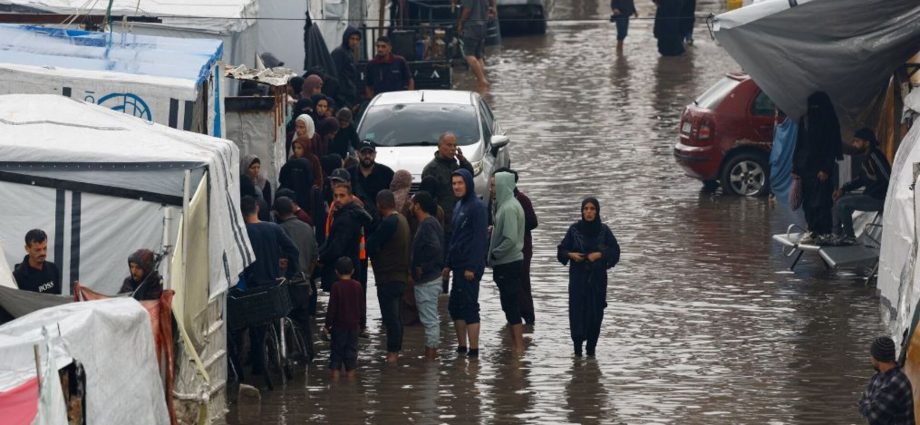 tents-flood,-families-seek-shelter-as-storm-byron-bears-down-on-gaza