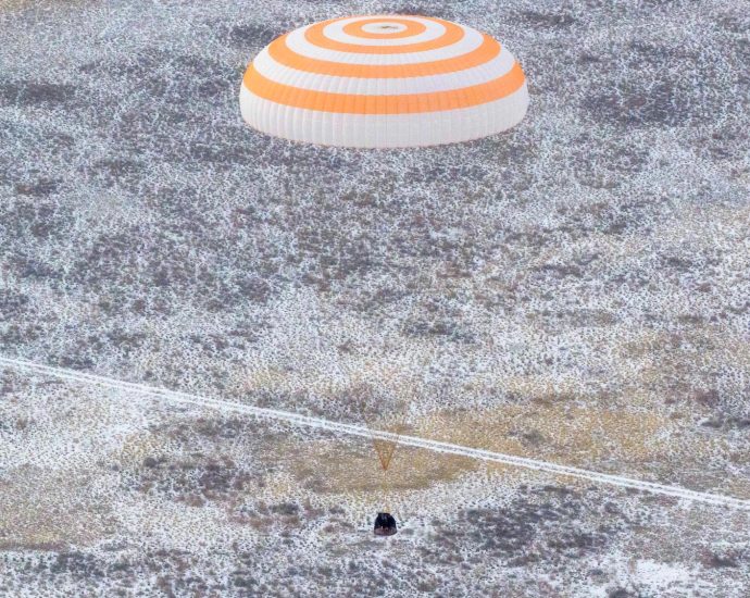 NASA astronaut comes home after circling Earth 3,920 times