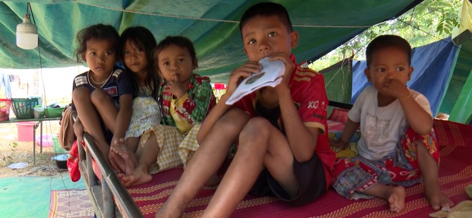 video:-al-jazeera-reports-from-cambodian-displacement-camp