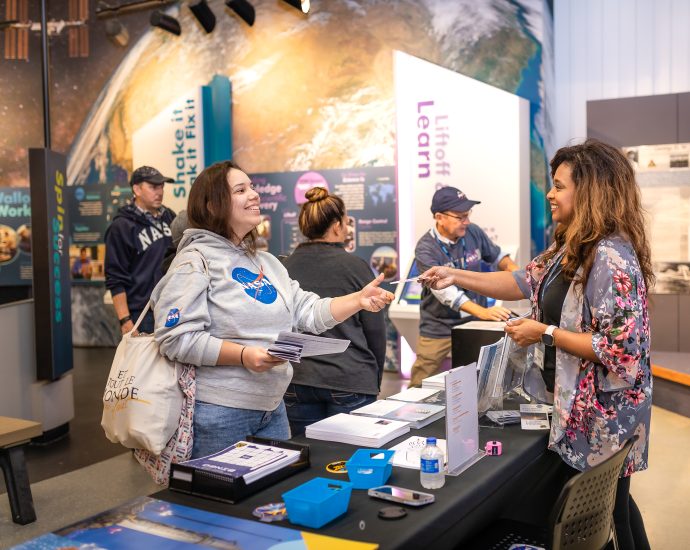 volunteering-at-the-visitor-center