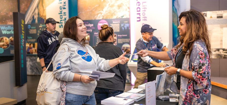 volunteering-at-the-visitor-center