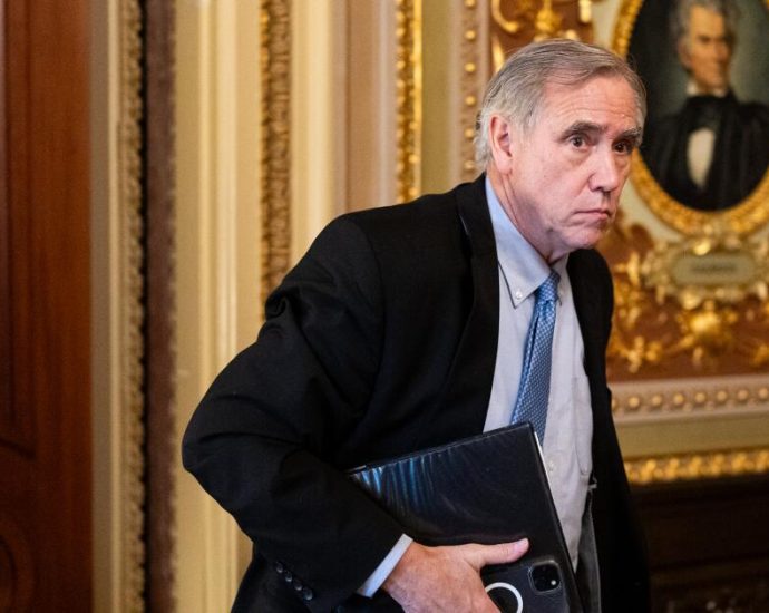 barabak:-the-us-senate-is-a-mess.-he-wants-to-fix-it,-from-the-inside