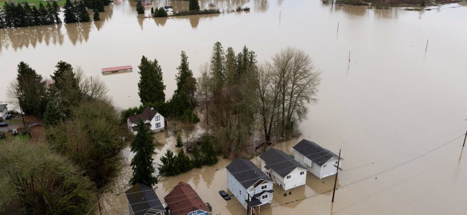 ‘catastrophic-flooding’-in-north-america’s-pacific-northwest-as-rains-ease