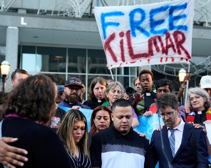 kilmar-abrego-garcia-freed-from-us-immigration-detention,-returns-home