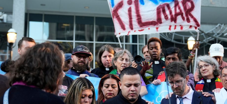 kilmar-abrego-garcia-freed-from-us-immigration-detention,-returns-home