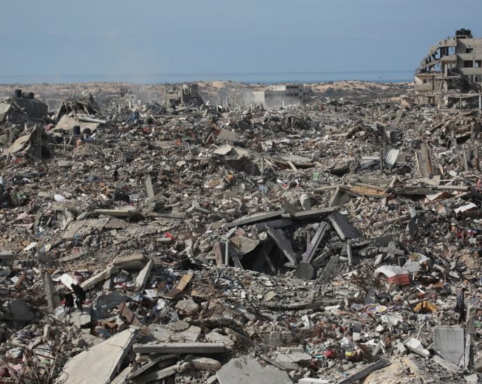 new-footage-shows-six-israeli-captives-held-in-gaza-tunnel-prior-to-deaths