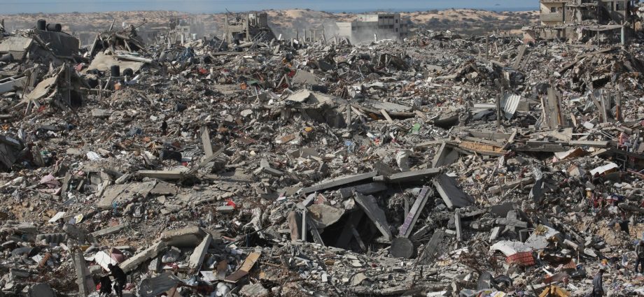 new-footage-shows-six-israeli-captives-held-in-gaza-tunnel-prior-to-deaths