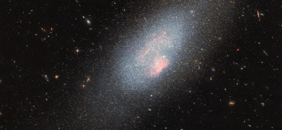 massive-stars-make-their-mark-in-hubble-image