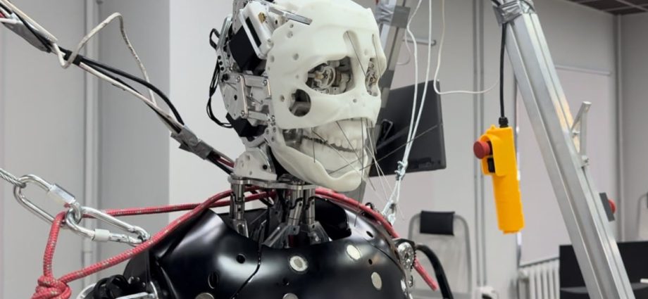 russia’s-first-autonomous-humanoid-robot-staggers-and-falls-on-debut