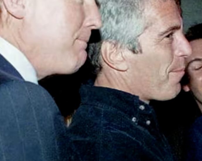 the-traitor-on-photos-with-epstein:-‘i-know-nothing-about-it’