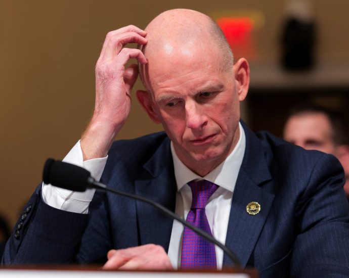 social-media-ridicules-fbi-official’s-inabilty-to-answer-antifa-question