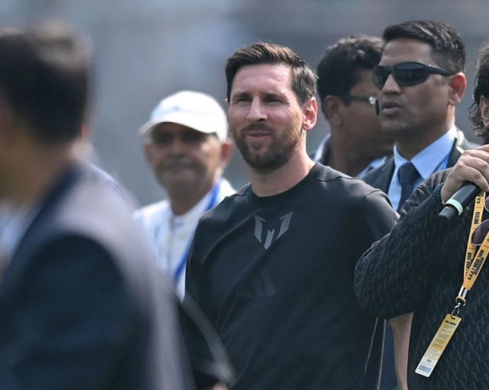 messi’s-tour-of-india-gets-off-to-chaotic-start-with-fans-throwing-bottles