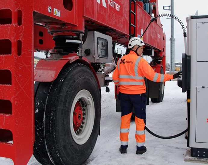 dp-world-deploys-12-kempower-mcs-ev-chargers-at-london-gateway-container-port