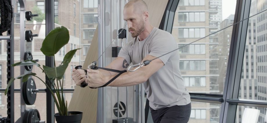 Carve Out Your Chest Muscle With the Cable Fly