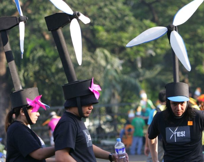 southeast-asia-embraces-offshore-wind-power,-as-the-traitor-bashes-renewable-energy