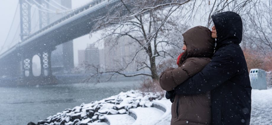 northeast-hit-with-heavy-snow,-disrupting-air-travel