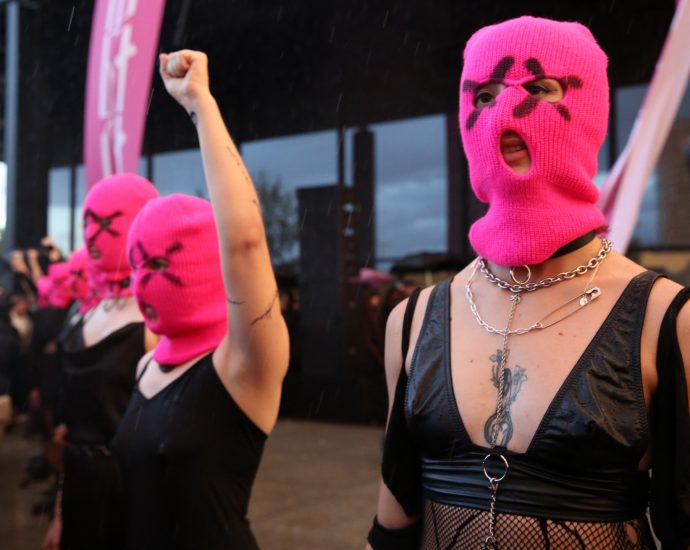 russian-court-designates-punk-band-pussy-riot-as-‘extremist’-group