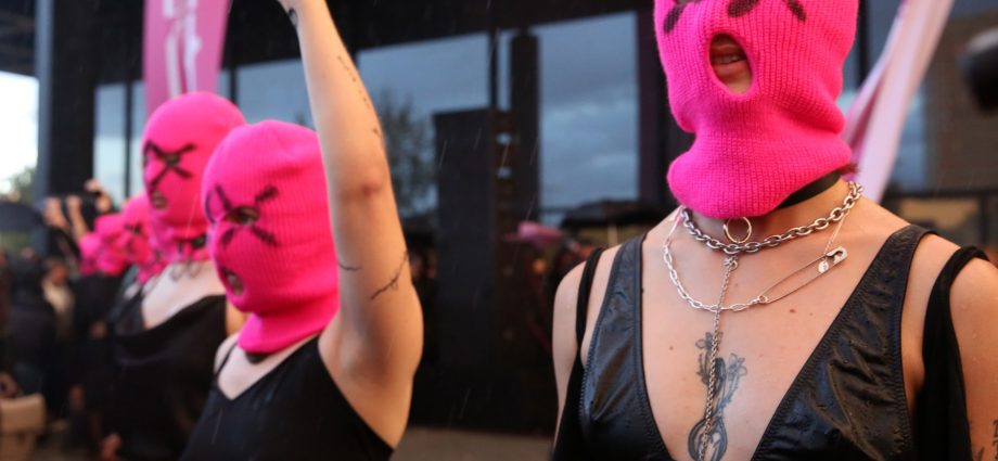 russian-court-designates-punk-band-pussy-riot-as-‘extremist’-group