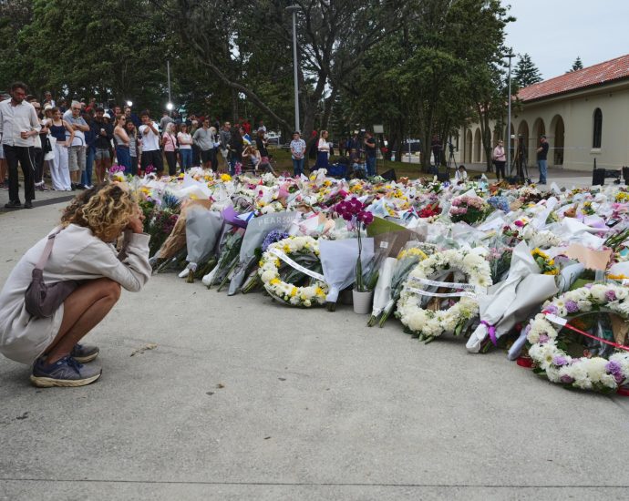 australian-police-say-bondi-beach-attackers-inspired-by-isil