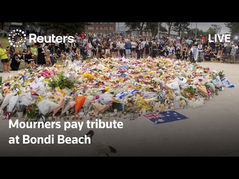 live:-mourners-pay-tribute-at-bondi-beach