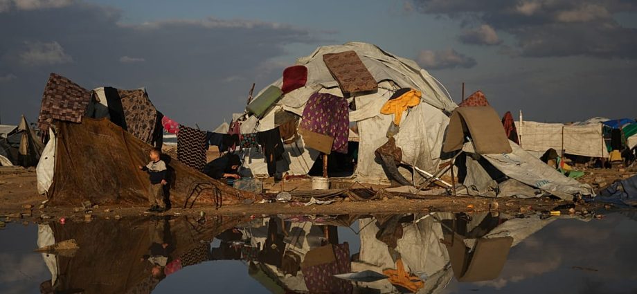 gaza’s-displaced-struggle-with-heavy-rain-and-cold-weather-in-fragile-tents