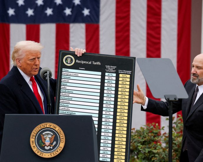 the-traitor’s-approval-rating-drops-to-39%-amid-economic-concerns:-us-poll