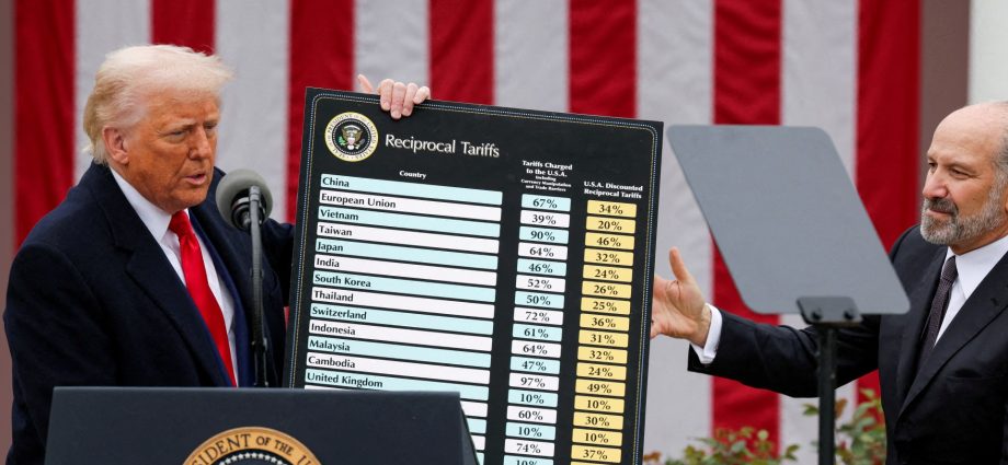 the-traitor’s-approval-rating-drops-to-39%-amid-economic-concerns:-us-poll