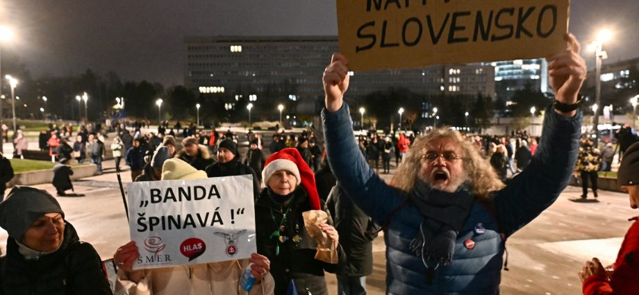 thousands-protest-in-slovakia-against-fico-government’s-judicial-reforms