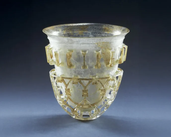 a-simple-turn-reveals-a-1,500-year-old-secret-on-roman-glass