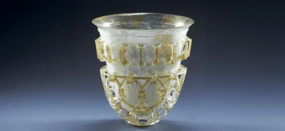 a-simple-turn-reveals-a-1,500-year-old-secret-on-roman-glass